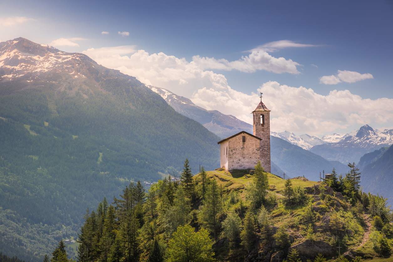 Accueil Église dans le paysage alpin idyllique au printemps près de La rosire – Français Alpes